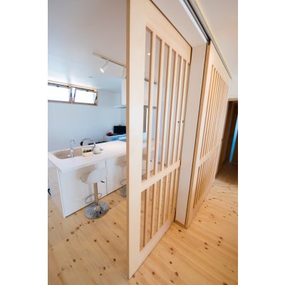 みるみる　仕切りのドアに。