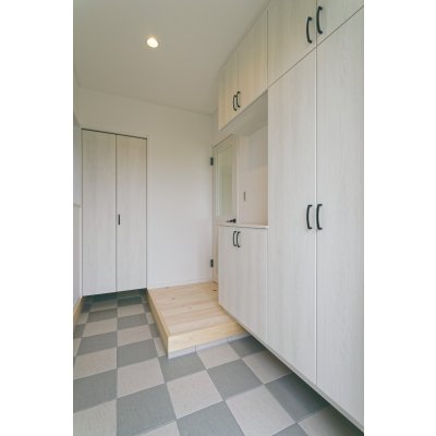 「収納」へのご要望にもひと工夫。奥の収納は土間スペースなので、自転車がそのまま入ります。