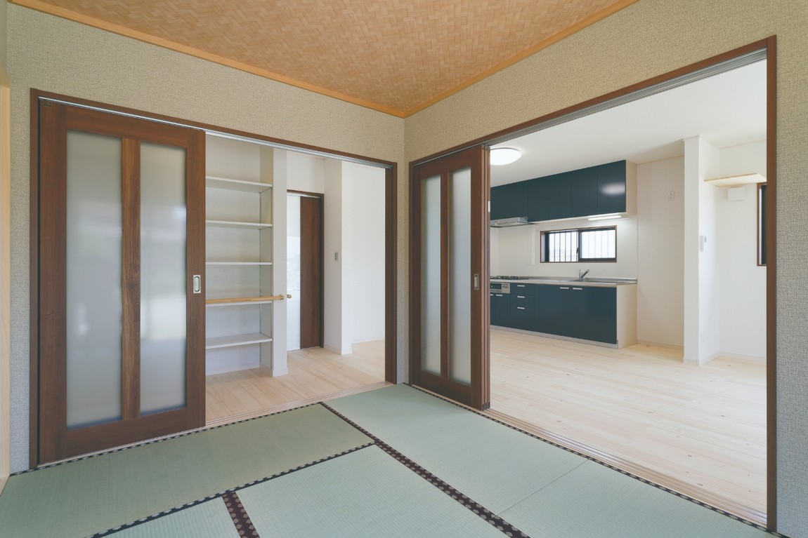 畳の部屋と、段差なく繋がっています。