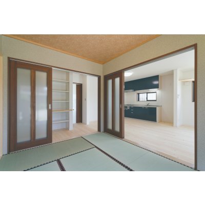 畳の部屋と、段差なく繋がっています。