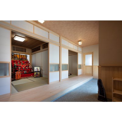 木の家に、おひなさま