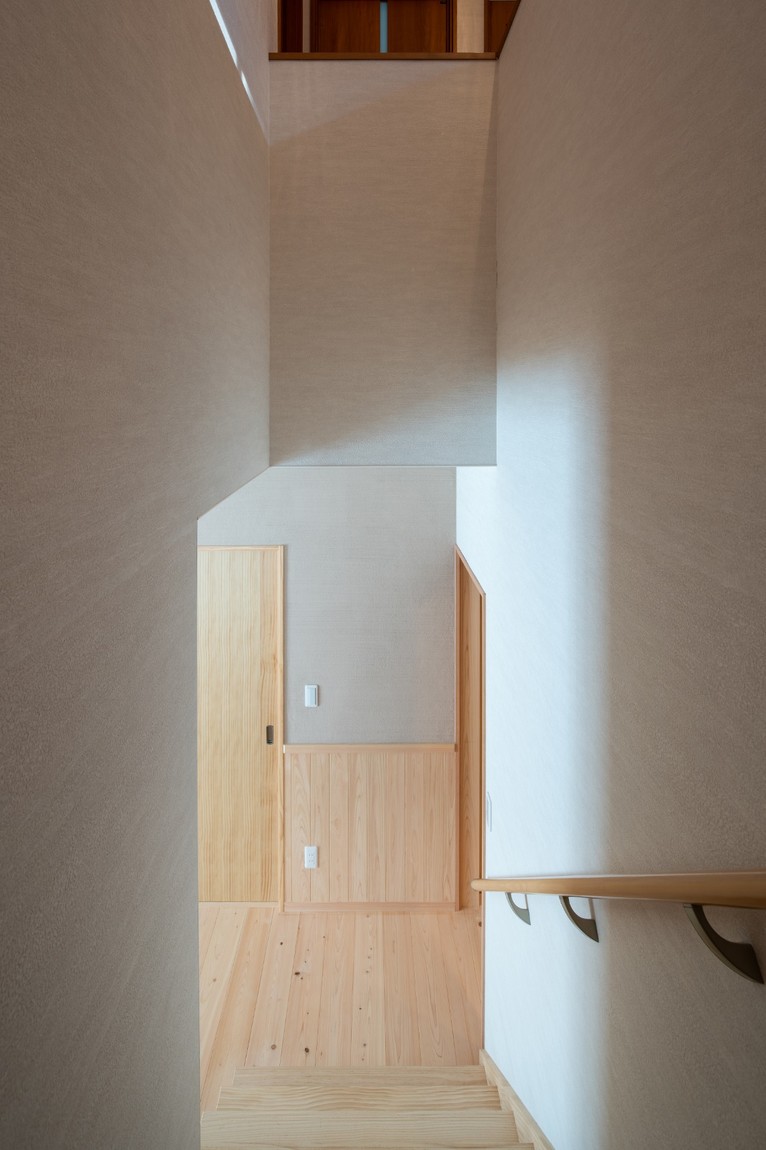 奥行きの空間を感じられる階段
