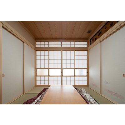 和室の空気がきもちいい。以前の家の建具を思い出にアレンジして再利用。