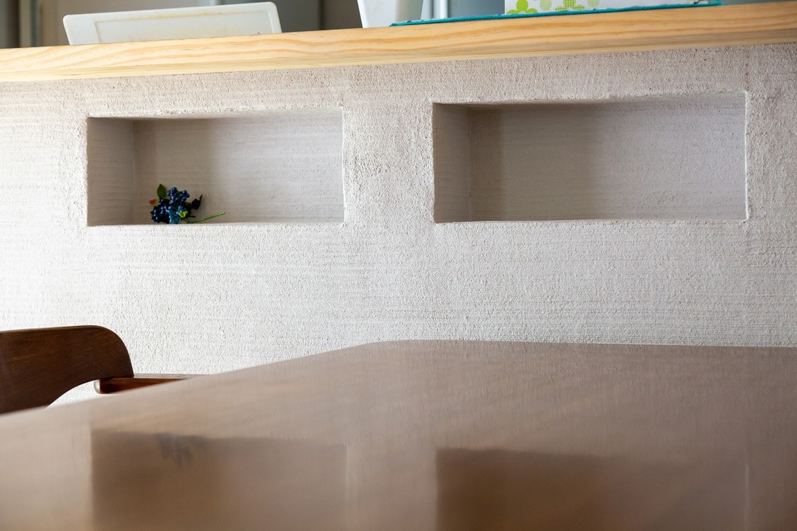 これがシラス壁！調湿性が高く、心地いい自然素材の壁です。