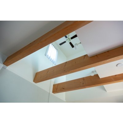 重厚感ある梁です。1階と2階の温度差が緩和される空間です。