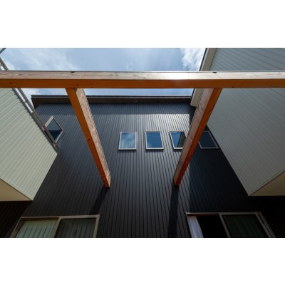 外観はガルバニウム。メンテナンス性がよく、長持ち！