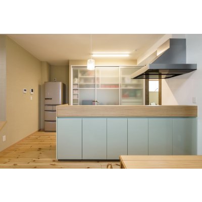 キッチンもすっきり収納。色目はしっとり落ち着いた感じに。