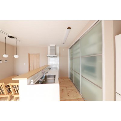 お皿も　ひょいっと。　テーブルに出してもらいやすく。