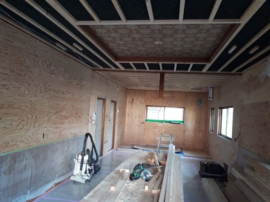 施工中：壁も天井もリフレッシュ