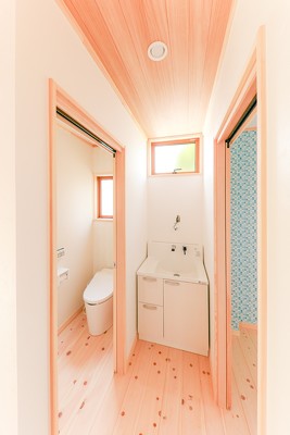 明るい洗面スペース（鏡はまだ付いていない時の写真です）